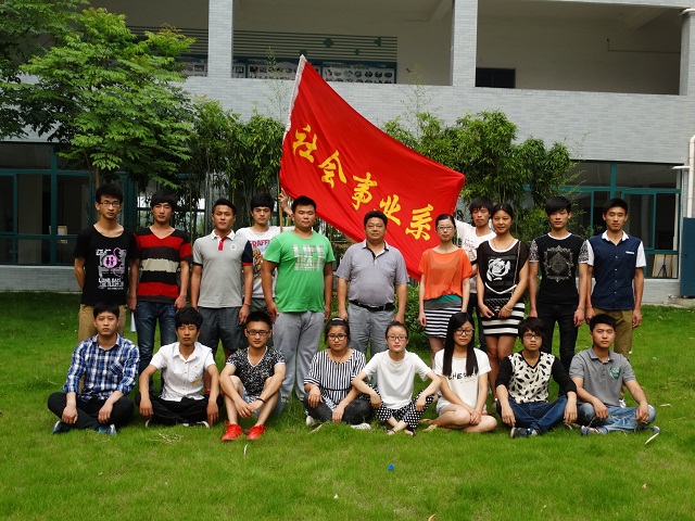 我系组织入党积极分子开展义务劳动 我系组织入党积极分子开展义务劳动
