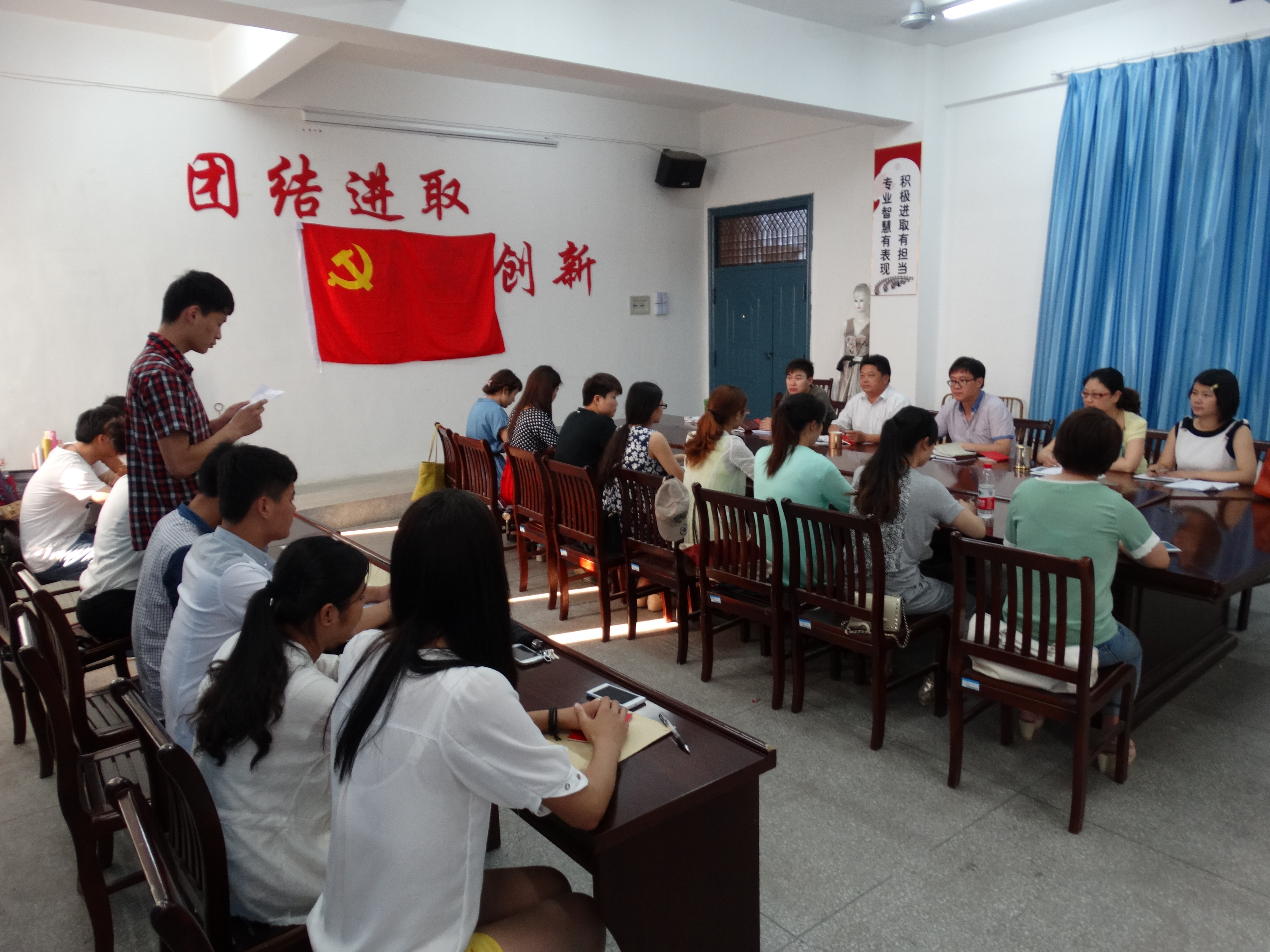 我系举行新党员入党宣誓仪式 我系举行新党员入党宣誓仪式