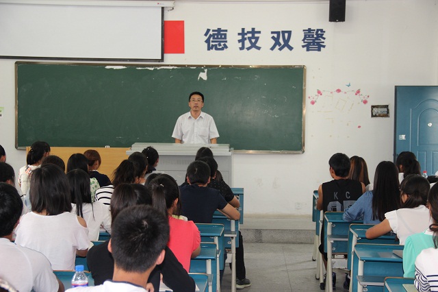 我系开展新生入学专业教育活动 我系开展新生入学专业教育活动
